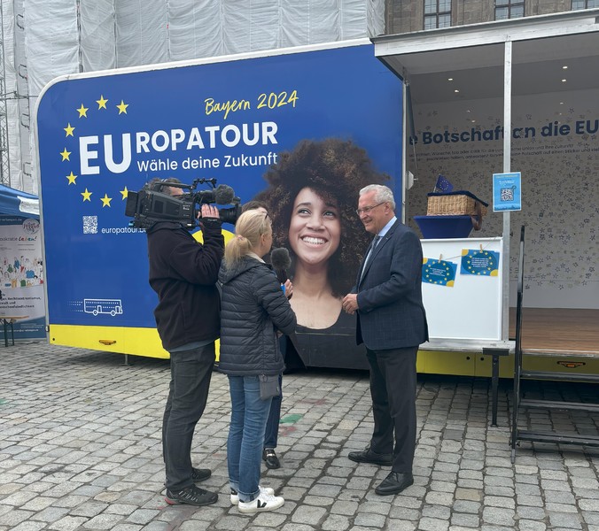 Montag, 6. Mai 2024; Europatourbus macht Station auf dem Erlanger Schloßplatz: Teilnahme an der Europawahl ist für unsere Zukunft wichtiger denn je!