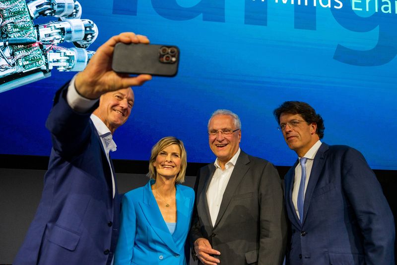 Montag, 22. September 2025; Siemens Tech Minds eine neue spannende Veranstaltungsreihe der Siemens AG in Erlangen. Thema war diesmal "Künstliche Intelligenz". Den Fragen stellte sich Roland Busch (CEO Siemens ) und Klaus Rosenfeld (CEO Schaeffler) moderiert wurde der Abend von Barbara Hahlweg.