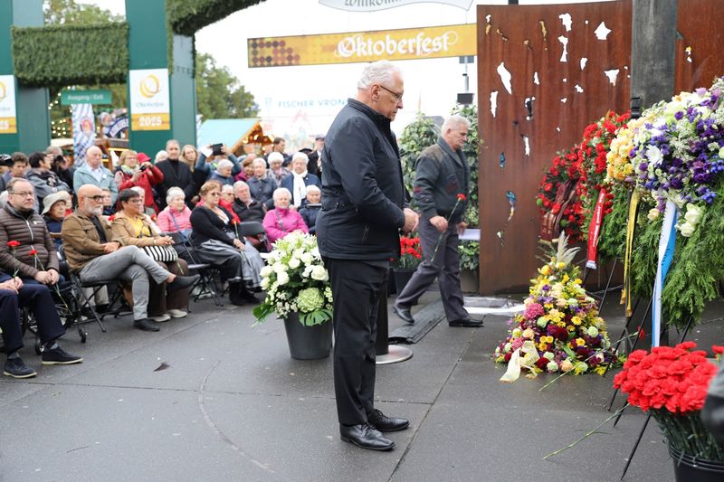Freitag, 26. September 2025; Gemeinsam gegen das Vergessen: Innenminister Herrmann nahm an der Gedenkveranstaltung und Kranzniederlegung zum 45. Jahrestag des Oktoberfest-Attentats am Denkmal für die Opfer des Anschlags teil. Herrmann betonte: "Wir gedenken heute der Opfer des Oktoberfest-Attentats von 1980. Obwohl das Ereignis nunmehr über vier Jahrzehnte zurückliegt, müssen die Betroffenen und ihre Angehörigen weiterhin mit den psychischen und physischen Folgen leben. Dieses Attentat zeigt uns eindringlich, wie wichtig es ist, den Kampf gegen jede Form von Extremismus mit aller Entschlossenheit zu führen. Die Sicherheit unserer Feste ist eine gemeinsame Verantwortung  damit solche Tragödien sich niemals wiederholen."