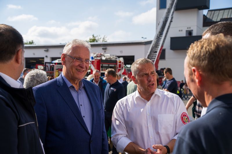 Sonntag, 28. September 2025; Innenminister Joachim Herrmann besucht den "Tag der offenen Tür" bei der Ständigen Wache in Erlangen, bei dem auch alle andren Blaulichtorganisationen traditionell vertreten sind.