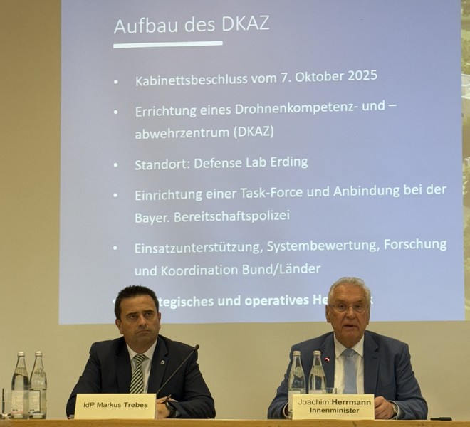 Mittwoch, 22. Oktober 2025; Gemeinsam mit dem Inspekteur der bayerischen Polizei hat Innenminister Joachim Herrmann heute im Landtag ein umfassendes Programm zur Bekämpfung illegaler Drohnen vorgestellt und um Geld und Personal dazu gebeten.