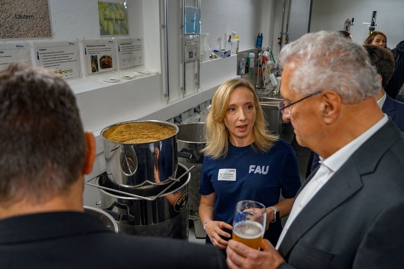 Samstag, 25. Oktober 2025; Innenminister Joachim Herrmann besuchte auf der Langen Nacht der Wissenschaften in Erlangen unter anderem die FAU-Brauerei und hat sich die Bioverfahrenstechnik erklären lassen.