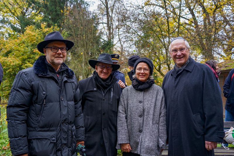 Sonntag, 9. November 2025; Innenminister Joachim Herrmann beim Gedenken der Opfer der Reichspogromnacht in Erlangen am Jüdischen Friedhof. von links: Dr. Hans Markus Horst,  kath. Erwachsenen Bildung, Jose Luis Ortega Lleras, SPD Stadtrat; Frau Ester Limburg-Klaus, jüdische Kultus Gemeinde Erlangen; Joachim Herrmann, MdL Bay. Innenminister.
