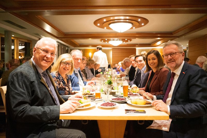 Sonntag, 16. November 2025; zum traditionellen Martinigansessen in Erlangen hatte Innenminister Joachim Herrmann den Präsidenten der Handwerkskammer Mittelfranken, Thomas Pirner, MdL eingeladen. Der Präsident erläuterte die enorme wirtschaftliche Bedeutung des Handwerks auch in der Metropolregion Nürnberg und warb für die Ausbildung in Handwerksberufen.