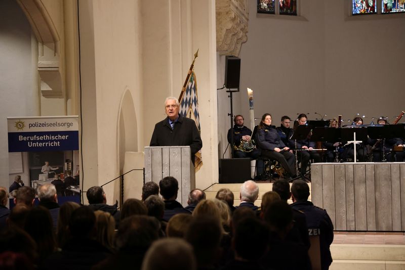 Dienstag, 20. Januar 2026; Beim traditionellen Gottesdienst zu Ehren des Schutzpatrons der Polizei, des Heiligen Sebastian, w&uuml;rdigte Bayerns Innenminister Joachim Herrmann die enge Verbindung von Kirche und Polizei. Er dankte den Kirchen f&uuml;r ihre Unterst&uuml;tzung der Polizeiarbeit und hob die wichtige Rolle der Polizeiseelsorge im anspruchsvollen Berufsalltag hervor. Zugleich verurteilte Herrmann die zunehmende Gewalt gegen Einsatzkr&auml;fte und stellte klar, dass Angriffe auf Polizistinnen und Polizisten Angriffe auf den Rechtsstaat seien. Die Bayerische Polizei habe dabei die volle R&uuml;ckendeckung der Staatsregierung.