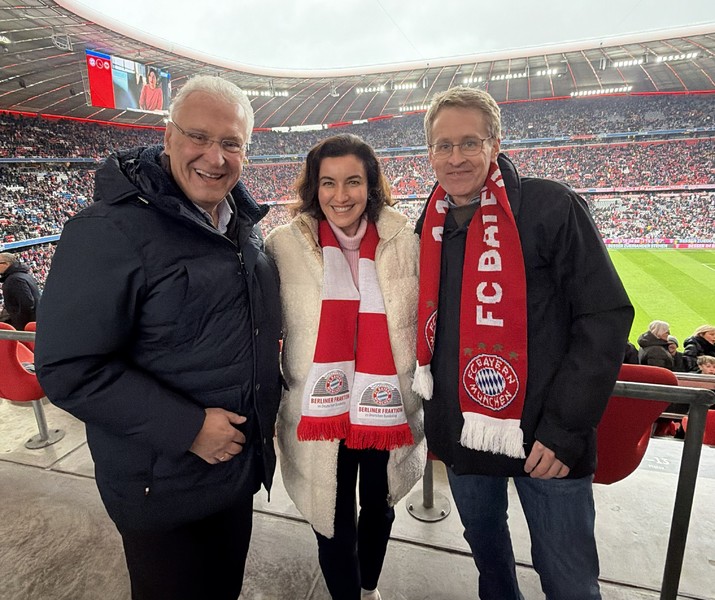 Samstag, 21. Februar 2026; Sportminister Joachim Herrmann beim Fußballspiel FC Bayern gegen Frankfurt mit Bundesministerin Doro Bär und dem Ministerpräsidenten von Schleswig-Holstein Daniel Günther.
