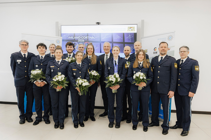 Dienstag, 3. M&auml;rz 2026; Bayerns Innen- und Sportminister Joachim Herrmann hat acht der neun Sportlerinnen und Sportler aus der Spitzensportf&ouml;rdergruppe der Bayerischen Polizei empfangen, die an den Olympischen Winterspielen in Norditalien teilgenommen haben. �Mit einmal Bronze f&uuml;r Phillipp Nawrath mit der Mixed-Staffel und einer Silber- sowie einer Goldmedaille f&uuml;r die erst zwanzigj&auml;hrige Magdalena Matschina im Doppelsitzer beim Rodeln waren die bayerischen Polizeispitzensportler so erfolgreich wie noch nie bei Olympia�, sagte Herrmann.
