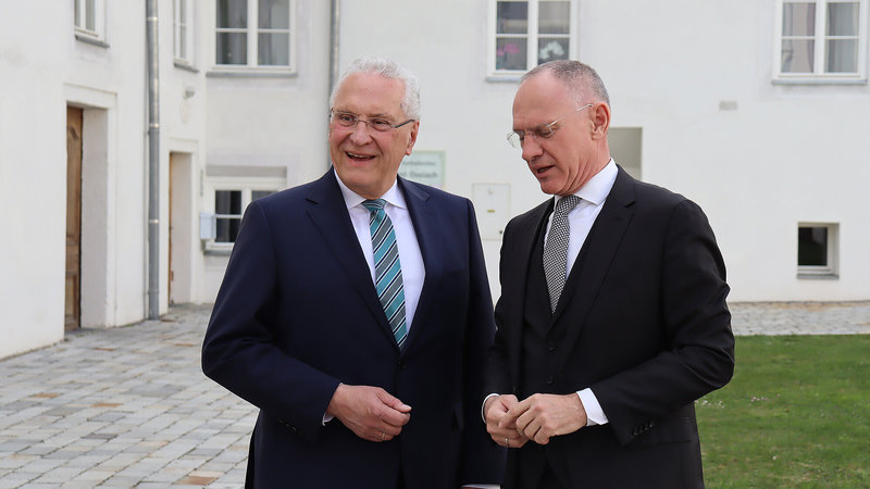 Sonntag, 29. M&auml;rz 2026; Am Rande des &Ouml;sterreichisches Blasmusikforum haben sich Joachim Herrmann und sein &ouml;sterreichischer Amtskollege Gerhard Karner zu aktuellen Sicherheitsfragen ausgetauscht. Im Fokus standen ein konsequenter Grenzschutz, der Kampf gegen Schleuserkriminalit&auml;t und die weitere Vertiefung der grenz&uuml;berschreitenden Polizeikooperation. Als zentrales Beispiel hoben beide das Gemeinsames Zentrum Passau hervor, das schnellen Informationsaustausch und abgestimmtes Vorgehen erm&ouml;glicht. Die Zusammenarbeit soll weiter intensiviert und operativ noch enger verzahnt werden.