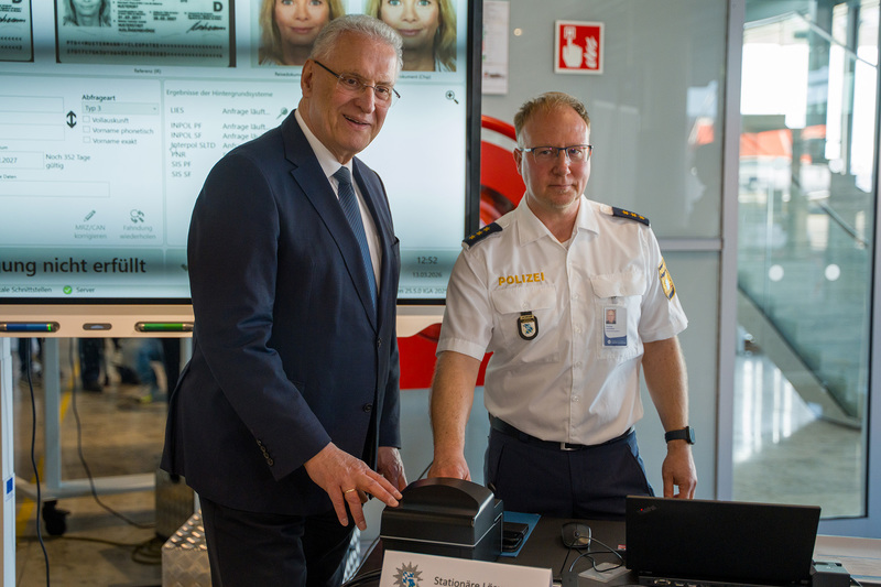 Freitag, 13. M&auml;rz 2026; Am Flughafen N&uuml;rnberg hat Joachim Herrmann die Einf&uuml;hrung des neuen Entry/Exit System der EU vorgestellt. Das System erfasst Ein- und Ausreisen von Drittstaatsangeh&ouml;rigen k&uuml;nftig digital, biometrisch und in Echtzeit und ersetzt das bisherige analoge Abstempeln von P&auml;ssen. Laut Herrmann st&auml;rkt die Technik die Kontrollen an den EU-Au&szlig;engrenzen, verbessert die Datenlage f&uuml;r Sicherheitsbeh&ouml;rden und erschwert Identit&auml;tsbetrug. Gerade mit Blick auf Migration sei das EES ein wichtiger Baustein f&uuml;r einen wirksamen Schutz des Schengenraums.