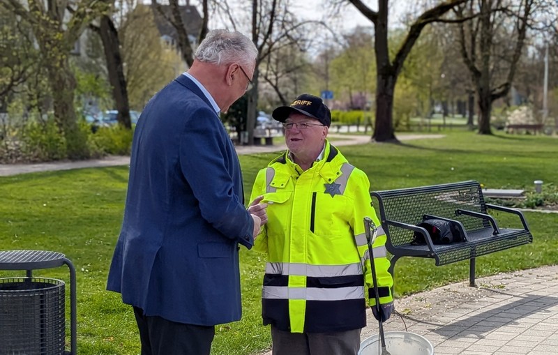 Donnerstag, 9. April 2026; „Sheriff Erhard Wagner“ kümmert sich ehrenamtlich rund um den Erlanger Ohmplatz für mehr Sauberkeit. Innenminister Joachim Herrmann hat ihm für sein vorbildliches Engagement herzlich gedankt – nicht motzen, sondern machen!