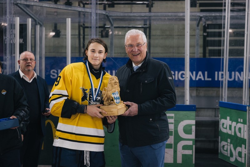 Sonntag, 12. April 2026; Sportminister Joachim Herrmann beim Finale des U14-Eishockeycups "Bayerischer L&ouml;we" in Landshut: Eines der wichtigsten Nachwuchsturniere in Bayern - Jugend setzt stolzen bayerischen Traditionssport fort.