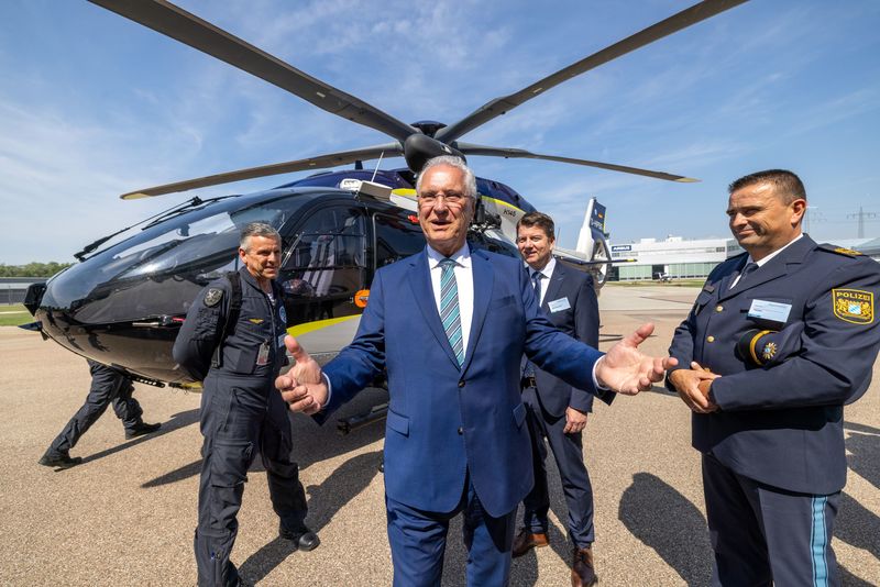 Montag, 22. Juni 2026; Heute übernahm der Freistaat Bayern die "Edelweiß 1" und damit den achten und letzten neuen Polizeihubschrauber des Typs H145. Ministerpräsident Dr. Markus Söder und Innenminister Joachim Herrmann haben in Donauwörth gemeinsam mit dem Vorsitzenden der Geschäftsführung von Airbus Helicopters in Deutschland, Stefan Thomé, die neuen Hubschrauber der Bayerischen Polizei vorgestellt. "Ausgestattet mit hochauflösenden Kameras, aktuellster Software und leistungsstarker Kommunikationstechnik steht unserer Hubschrauberstaffel der modernste und leistungsfähigste Polizeihubschrauber weltweit 'Made in Bavaria' zur Verfügung. Ein großartiger Meilenstein für die Bayerische Polizei und ein bedeutender Beitrag für die Sicherheit in unserem Land", betonte Herrmann.