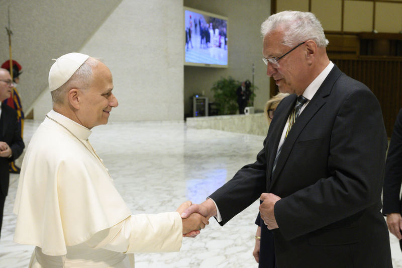 Montag, 8. Juni 2026; Ein besonderer Höhepunkt der Reise war die Audienz bei Papst Leo XIV im Vatikan. Dort standen gesellschaftlicher Zusammenhalt, Verantwortung für Frieden und die Achtung der Menschenwürde im Mittelpunkt. Herrmann betonte die Bedeutung christlicher Werte wie Nächstenliebe, Wahrhaftigkeit und Respekt für ein friedliches Zusammenleben. „Gerade in einer Zeit zunehmender internationaler Konflikte und gesellschaftlicher Spannungen müssen wir uns immer wieder auf die Werte besinnen, die Frieden, Freiheit und Zusammenhalt ermöglichen“, erklärte Herrmann. Papst Leo XIV. empfing eine große Delegation des Cartellverbands der katholischen deutschen Studentenverbindungen, der auch Herrmann als Mitglied mehrerer katholischer Verbindungen angehört. Der Papst betonte die Verantwortung der jungen Akademiker für die Zukunft der ganzen Welt.