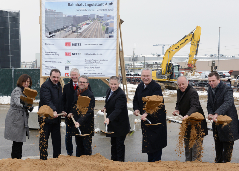 Montag, 19. M�rz, Der bayerische Automobilhersteller AUDI AG wird k�nftig auch im Personenverkehr mit der Bahn erreichbar sein. Mitarbeiter und Kunden profitieren von einer neuen Bahnstation direkt am Audi Standort in Ingolstadt. Bis Ende 2019, rechtzeitig vor der Landesgartenschau Ingolstadt 2020, entsteht an der Bahnlinie Ingolstadt � Treuchtlingen der neue Haltepunkt �Ingolstadt Audi�. Mit einem symbolischen Spatenstich haben Bayerns Innen- und Verkehrsminister Joachim Herrmann, der Oberb�rgermeister der Stadt Ingolstadt, Dr. Christian L�sel, der Vorstand Produktion und Logistik der AUDI AG, Peter K�ssler, und der Konzernbevollm�chtigte f�r den Freistaat Bayern der Deutschen Bahn AG, Klaus-Dieter Josel, die Bauarbeiten gestartet. Rund 15 Millionen Euro werden in die neue Station vom Freistaat Bayern, der Stadt Ingolstadt, der AUDI AG und der Deutschen Bahn investiert. 
