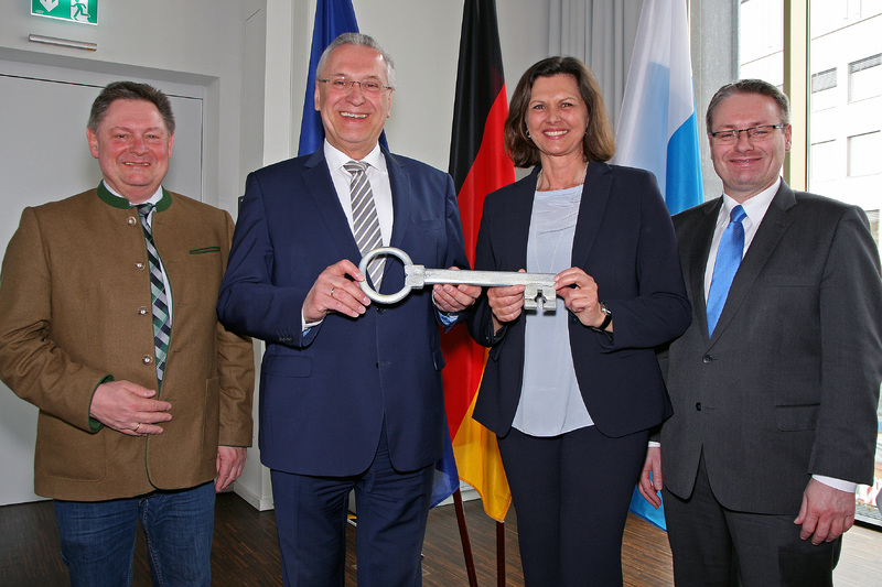 Mittwoch 28. M�rz, Innenminister Joachim Herrmann �bergibt der neuen Staatsministerin f�r Bau und Verkehr den 