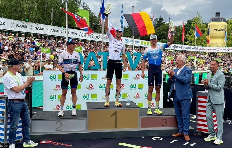 Sonntag, 5. Juli 2026; Siegerehrung beim Triathlon in Roth. Sam Laidlow aus Frankreich siegte in neuer Weltrekordzeit von 7:21:04 Stunden! Bei den Frauen gewann sensationell Alanis Siffert aus der Schweiz. Herzlichen Dank an tausende von ehrenamtlichen Helfer, die dieses Event erst möglich machen.