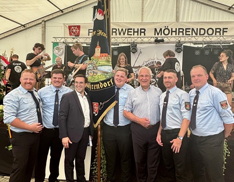 Sonntag, 26. Juli 2026; Innenminister Joachim Herrmann gratulierte der Freiwilligen Feuerwehr in Möhrendorf (Landkreis Erlangen-Höchstadt) sehr herzlich zu Ihrem 150. Geburtstag. Er bedankte sich dabei für deren stete Einsatzbereitschaft.
Die verheerenden Waldbrände in Frankreich und Spanien zeigen, wie wichtig es ist, dass wir in Bayern in jedem Ort eine Freiwillige Feuerwehr haben, oft sogar mehrere.