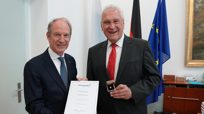 Dienstag, 29. September 2026; Goldener Stern für Herrmann: Innenminister Joachim Herrmann ist heute mit dem „Goldenen Sternstunden-Stern“ ausgezeichnet worden. Der Sternstunden e.V. würdigt damit gemeinsam mit dem Bayerischen Rundfunk und der Benefizaktion „Sternstunden – Wir helfen Kindern“ seinen herausragenden Einsatz als langjähriger Wegbegleiter und Unterstützer.