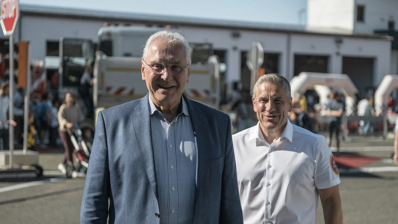 Sonntag, 27. September 2026; Starkes Signal für das Ehrenamt: Innenminister Joachim Herrmann hat beim Tag der offenen Tür der Freiwilligen Feuerwehr Erlangen den Einsatzkräften persönlich gedankt. Er würdigte die gelungene Organisation der Veranstaltung ebenso wie die Bereitschaft der Ehrenamtlichen, Tag und Nacht für die Sicherheit der Menschen im Einsatz zu sein.
