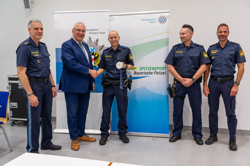 Mittwoch, 23. September 2026; Mit seinem Silberlauf von Birmingham hat Polizeispitzensportler Florian Bremm ein deutliches Ausrufezeichen gesetzt: Der Vize-Europameister über 5.000 Meter und Polizeiobermeister wurde heute von Innen- und Sportminister Joachim Herrmann bei der Polizeiinspektion Erlangen-Stadt begrüßt. Herrmann stellte am Beispiel von Bremm die erfolgreiche Spitzensportförderung der Bayerischen Polizei vor und gratulierte dem 25-Jährigen zu dessem großartigen Erfolg.