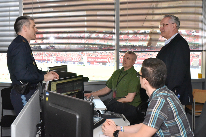 Samstag, 7. April, Joachim Herrmann besucht die Polizeieinsatzzentrale im Stadion beim Heimspiel des 1. FCN gegen 1. FC Heidenheim.