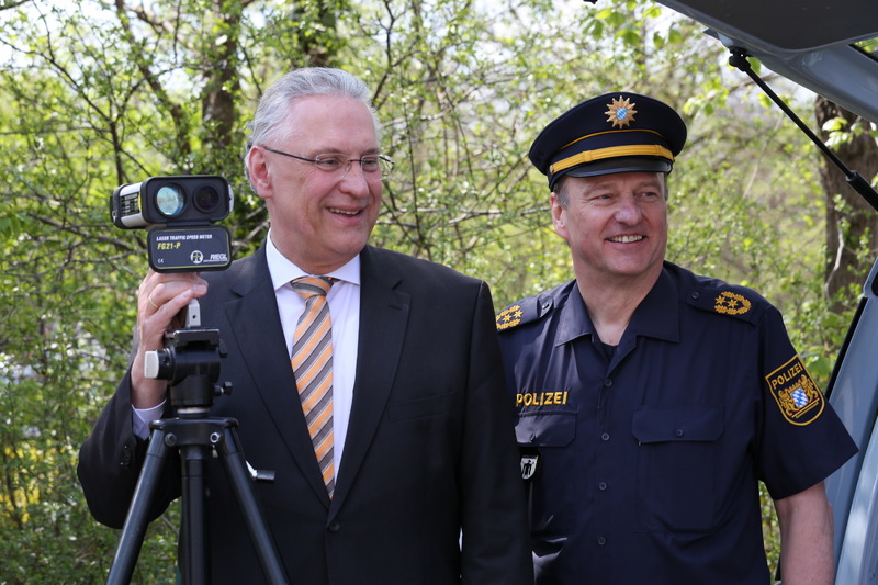 Dienstag, 17. April, Rund 8.500 Geschwindigkeitss�nder trotz Vorank�ndigung -Bayerns Innenminister Joachim Herrmann zur Blitzmarathon-Bilanz: Immer noch zu viele Unbelehrbare unterwegs - Spitzenreiter 89 Stundenkilometer zu schnell - Weiterhin verst�rkte Geschwindigkeitskontrollen
