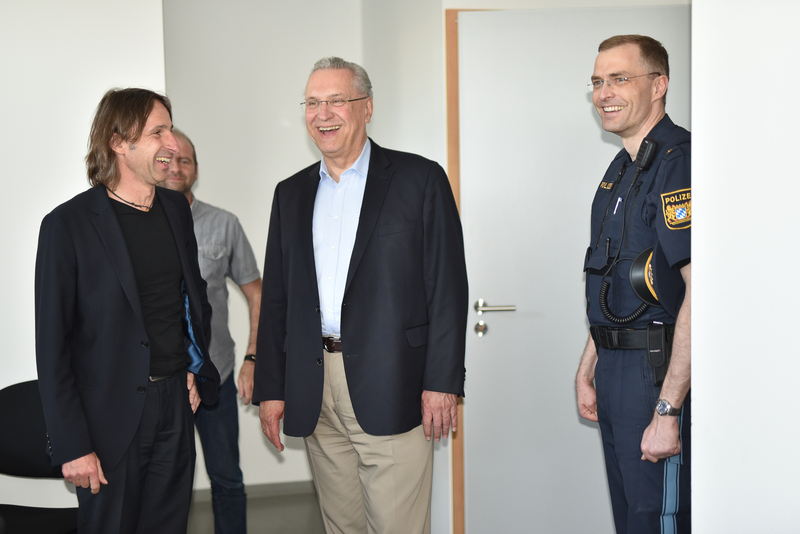 Freitag, 20. April, Joachim Herrmann besucht die Polizeieinsatzzentrale im Stadion beim Heimspiel der SpVgg Greuther F�rth gegen VFL Bochum. Links im Bild der Leiter der Einsatzzentrale Herr Friedrich, rechts der Herr Dibowski, PI Leiter F�rth