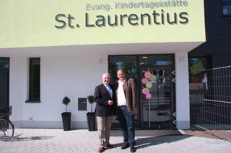 Freitag, 20. April,  Joachim Herrmann hat an der Einweihung der neuen Evangelischen Kindertagesst�tte Sankt Laurentius in M�hrendorf teilgenommen. Die neue Kindertagesst�tte bietet Platz f�r insgesamt 68 Kinder und erg�nzt vor allem f�r berufst�tige Eltern das Betreuungsangebot im Landkreis. Die bestm�gliche Vereinbarkeit von Familie und Beruf ist nach Herrmanns Worten dem Freistaat sehr wichtig. Daher f�rdern wir mit rund 1,1 Millionen Euro etwa die H�lfte der Gesamtbaukosten in H�he von rund 2,2 Millionen Euro