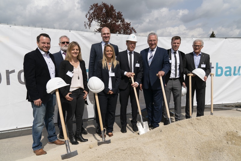 Montag, 23. April, Neue Wohnanlage in Coburg - Bayerns Innenminister Joachim Herrmann beim Spatenstich am 