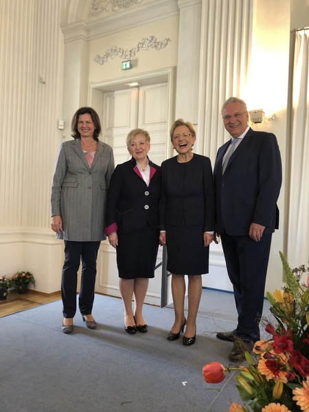 Montag, 30. April, Chefinnenwechsel an Bayerns gr��ter Bezirksregierung - Bayerns Innenminister Joachim Herrmann verabschiedet Brigitta Brunner und f�hrt Maria Els als neue Pr�sidentin der Regierung von Oberbayern in das Amt ein: Zwei Spitzenbeamtinnen in Spitzenpositionen