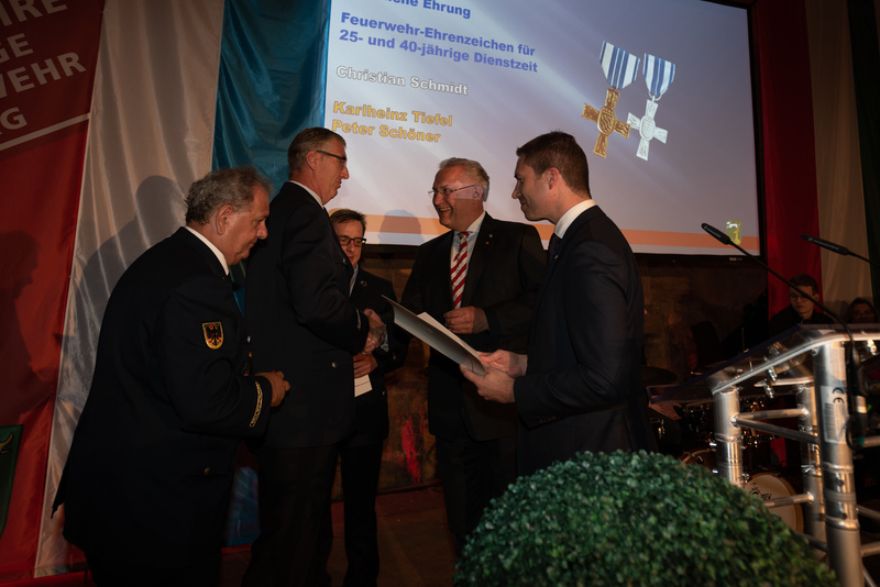 Samstag, 28. April,  �F�r Ihren tapferen Einsatz geb�hrt Ihnen mein gr��ter Respekt, mein besonderer Dank und meine h�chste Anerkennung.� Mit diesen Worten hat Bayerns Innenminister Joachim Herrmann bei einem Staatsempfang den Einsatz der ehrenamtlichen Einsatzkr�fte der Freiwilligen Feuerwehr Cadolzburg gew�rdigt, die heuer ihr 150-j�hriges Jubil�um feiert.