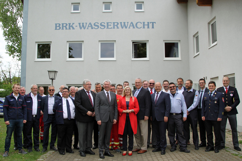Samstag 28. April,Innenminister Joachim Herrmann informiert sich bei der Wasserrettungs�bung der BRK-Wasserwacht Bamberg und nimmt am anschlie�enden 'Blaulichtgespr�ch' mit Staatsministerin Melanie Huml teil