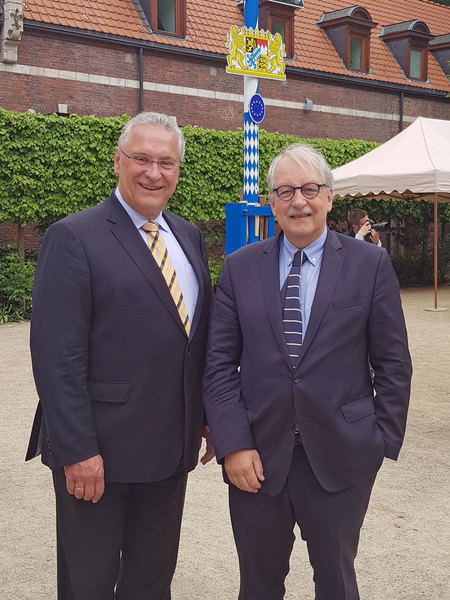 Donnerstag, 3. Mai, Sitzung des Bayerischen Kabinetts in der Bayerischen Vertretung in Br�ssel: Innenminister Joachim Herrmann im Gespr�ch mit Matthias Ruete, Sonderberater u.a. f�r die Sicherheitsunion im Generalsekretariat des Rates der Europ�ischen Union
Bayerische Staatskanzlei