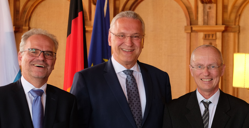 Montag, 7. Mai, Von Karl Michael Scheufele (rechts) zu Dr. Erwin Lohner (links) -Bayerns Innenminister Joachim Herrmann beim Amtswechsel des Regierungspr�sidenten von Schwaben: Zwei F�hrungskr�fte mit gro�er Expertise - Scheufele hat in zehn Jahren f�r Schwaben Beachtliches geleistet - Dr. Lohner �u�erst engagierte F�hrungspers�nlichkeit mit viel Erfahrung