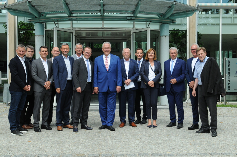 Mittwoch, 20. Juni 2018, Sportminister Joachim Herrmann informiert sich in der Sportschule Oberhaching unter anderem �ber den anstehenden Sanierungsbedarf und eine m�gliche Erweiterung f�r den Nachwuchsleistungssport. Foto:Sportschule Oberhaching