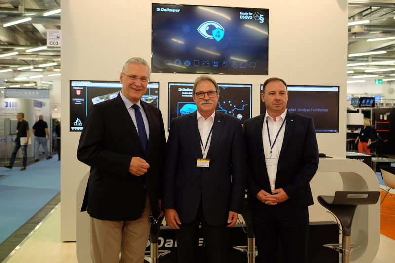 Mittwoch, 27. Juni 2018: Bayerns Innenminister Joachim Herrmann besucht als Schirmherr die 15. SicherheitsExpo in M�nchenund weist auf die bundesweit herausragende Sicherheitslage in Bayern hin: 