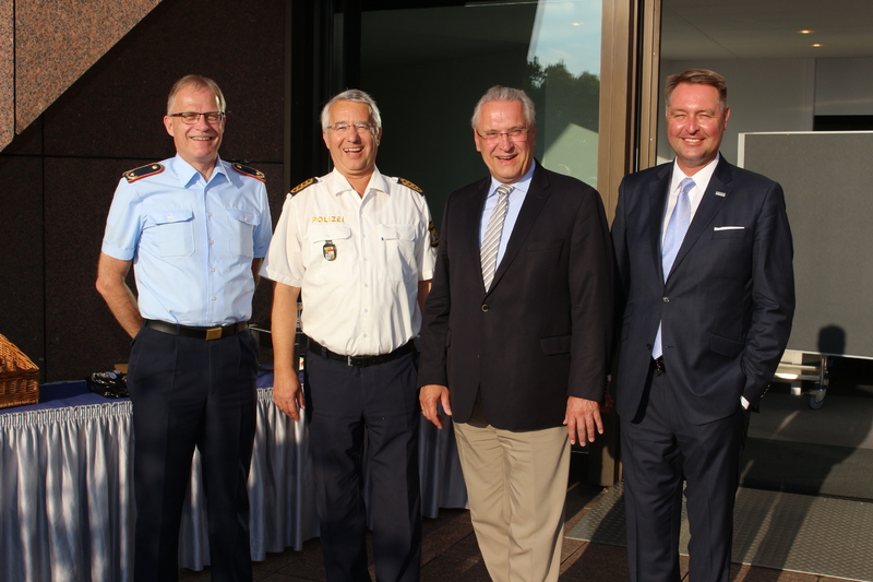 Montag, 9. Juli 2018: Abschlussappell anl�sslich der BAYTEX. Im Juni 2018 hatte die Bayerische Polizei erstmals gemeinsam mit Bundeswehr, Feuerwehr, Rettungs- und Sanit�tsdienst sowie Technischem Hilfswerk eine praktische Gro��bung zur Zusammenarbeit bei der Terrorabwehr durchgef�hrt ('BAYTEX 2018'). Auch die Bundespolizei war beteiligt. Zusammengerechnet waren insgesamt rund 2.000 Einsatzkr�fte eingebunden.
Versicherungskammer Bayern