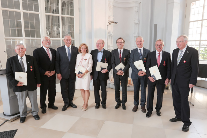Freitag, 13. Juli 2018,Erlangen Orangerie: Bayerns Innenminister Joachim Herrmann h�ndigt das Verdienstkreuz 1. Klasse des Verdienstordens der Bundesrepublik Deutschland an Siegbert Rudolph sowie das Verdienstkreuz am Bande des Verdienstordens der Bundesrepublik Deutschland an Dr. Johann Drexler, Georg Habelt, Johann Heimerl, Heinrich Hille, Christiane K�mm, Dr. Ewald Maier und an Werner Schmiedeler aus. Foto: Kurt Fuchs