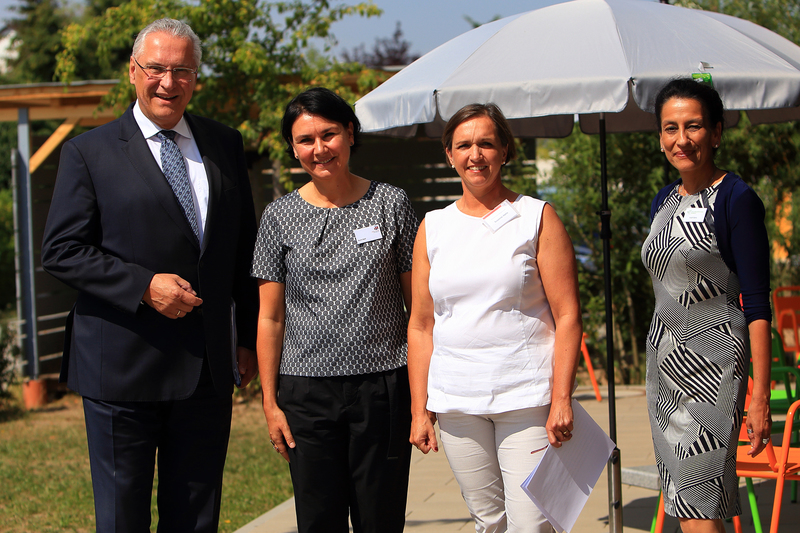 Freitag, 20. Juli 2018, Herzogenaurach; Joachim Herrmann mit den drei Schulvertreterinnen der Montessori Schulen Herzogenaurach und Erlangen sowie der Freien Waldorfschule Erlangen. Nach einem politischen Brunch mit allen Landtagskandidaten von Erlangen und Erlangen-H�chstadt