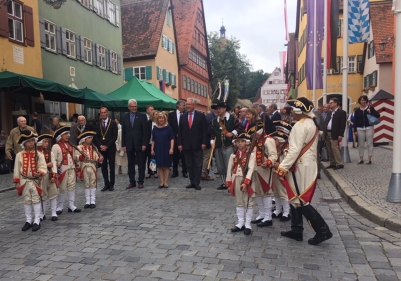 Sonntag, 22. Juli 2018, Innenminister Joachim Herrmann besucht den Umzug der Kinderzeche in Dinkelsb�hl