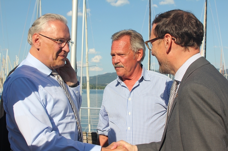 Freitag, 27. Juli 2018, Minister Joachim Herrmann war am 27.7 beim Lindauer Segler-Club zu Gast und informierte sich �ber das Jugend- und Ausbildungszentrum Segeln. Hier mit Claudius Schlumberger
Fotografin Frau Heine