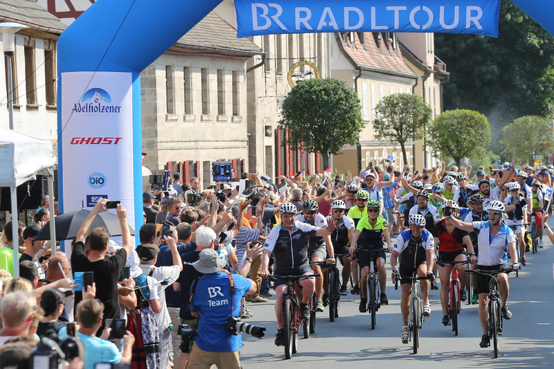 Mittwoch 1. August 2018, BR Radltour; Innenminister Joachim Herrmann f�hrt wie jedes Jahr ein Teilst�ck bei der BR Radltour mit. Heute vom Stadion des 1. FC N�rnberg bis Baiersdorf. Foto Kurt Fuchs