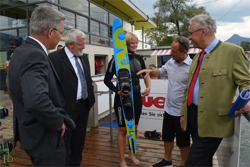 Dienstag, 7. August 2018: Innen- und Sportminister Joachim Herrmann bsichtigt die Wasserskianlage am H�denauersee mit Vorf�hrungen durch Jana Wittenbrock, Weltrekordhalterin im Wasserski-Slalom.
Foto: Katrin M. R�ber