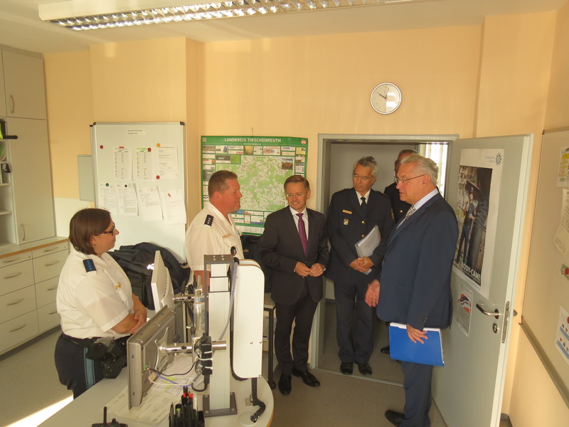 Mittwoch, 5. September 2018 Innenminister Joachim Herrmann besucht die Polizeiinspektion in Waldsassen. Hier im Gespr�ch mit Mitgliedern der Dienstgruppe