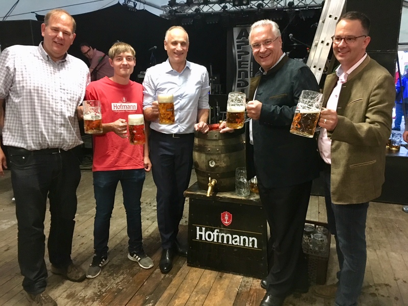 Samstag, 15. September 2018, Bieranstich auf der M�hrendorfer Kirchweih mit B�rgermeister Thomas Fischer
Foto: privat