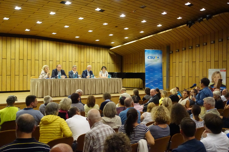 Mittwoch, 19. September 2018; auf Einladung der Landtagsabgeordneten Joachim Herrmann und Walter Nussel kam Kultusminister Bernd Sibler zu einer schulpolitischen Diskussionsveranstaltung nach Erlangen. Die kleine Heinrich-Lades-Halle war bis auf den letzten Platz gef�llt und die Diskussion dauerte inklusive anschlie�ender Gespr�che im Foyer bis nach 23 Uhr.
Foto: Albrecht B�rner