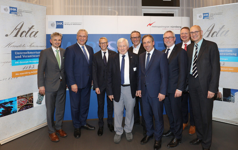 Dienstag, 13. November 2018: Innenminister Joachim Herrmann beim Wirtschaftsempfang anl�sslich 175 Jahren Industrie- und Handelskammer (IHK) N�rnberg f�r Mittelfranken im Landratsamt Erlangen; v.l.n.r.: Dr. Hans-Diether D�rfler (Historiker), Innenminister Joachim Herrmann, Oliver Brehm (Vorsitzender IHK-Gremium Herzogenaurach), Hermann Weiler (Ehrenvorsitzender Herzogenaurach), Patrick Siegler (Vorsitzender IHK-Gremium Erlangen), Alexander Tritthart (Landrat LK ERH), Markus L�tzsch (HGF IHK N�rnberg), Knut Harmsen (GF-IHK-Gremium Erlangen), Konrad Beugel (Wirtschaftsreferent Stadt Erlangen). 
Foto: Kurt Fuchs