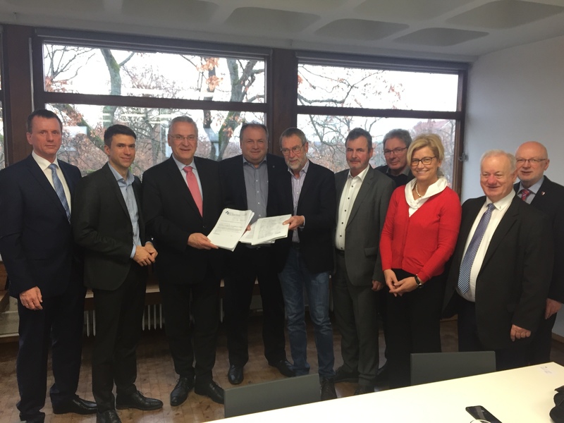 Freitag, 7. Dezember 2018; Die B�rgermeister der Gemeinden entlang der Gr�fenbergbahn haben heute Unterschriftenlisten an Innenminister Joachim Herrmann, Stefan M�ller, MdB und Walter Nussel, MdL �bergeben, in denen  dringend ein verl�sslicher Betrieb der Nahverkehrsstrecke zwischen N�rnberg und Gr�fenberg eingefordert wird. Klaus-Dieter Josel, der Bayern-Beauftragte der DB (links im Bild) versprach schon kurzfristig deutliche Verbesserungen.
Foto: privat
