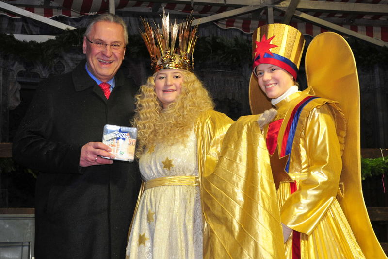 Donnerstag, 20. Dezember 2018; Bei Regen am Sternstunden-Stand des N�rnberger Christkindlesmarkt - Die Aktion 'Sternstunden' des BR - Bayerischer Rundfunk. Danke allen Spenderinnen und Spendern, die meine Sternstunden-Spendenbox mit 1.054,75 Euro f�llten.
Bild: PP Mittelfranken