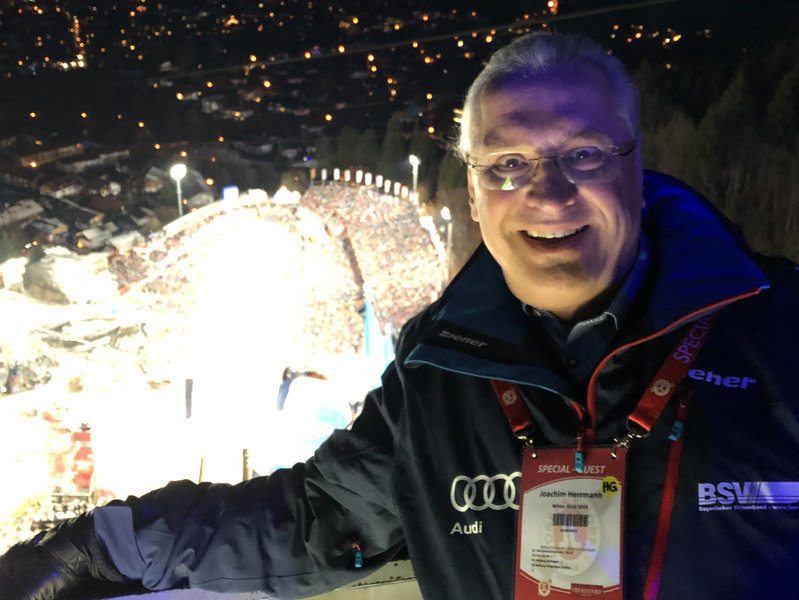Sonntag, 30. Dezember 2018, Oberstdorf. Bayerns Innen- und Sportminister Joachim Herrmann besucht Auftaktspringen der Vierschanzentournee in Oberstdorf und informiert sich �ber Ausbauma�nahmen f�r Nordische Ski-WM 2021 